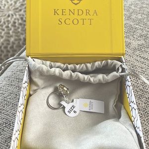 Kendra Scott Ryan Cocktail Ring in Rhodium. Size 6. Never worn!